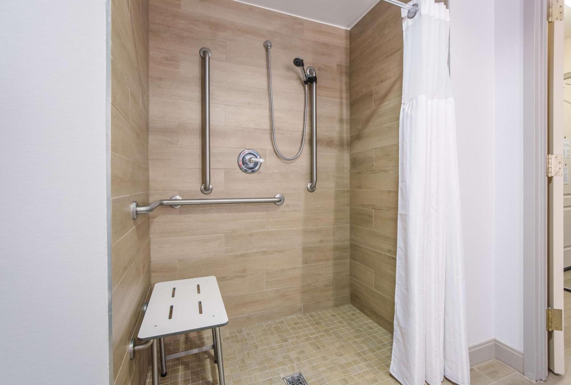 Kamer met Kingsize Bed en Rolstoeltoegankelijke Douche - Geschikt voor Slechthorenden en Gasten met een Lichamelijke Beperking
