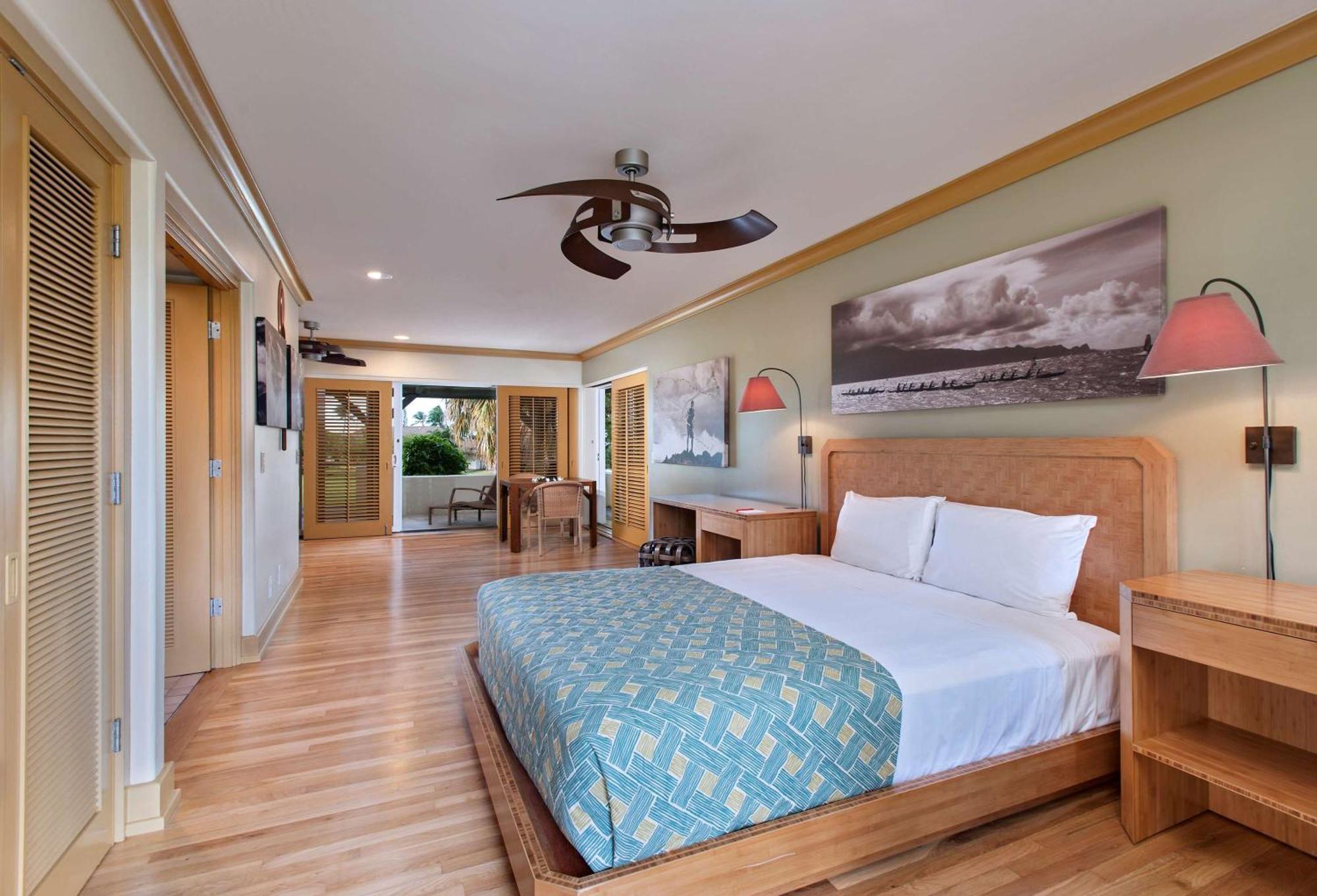 Habitación con cama extragrande y vistas al jardín