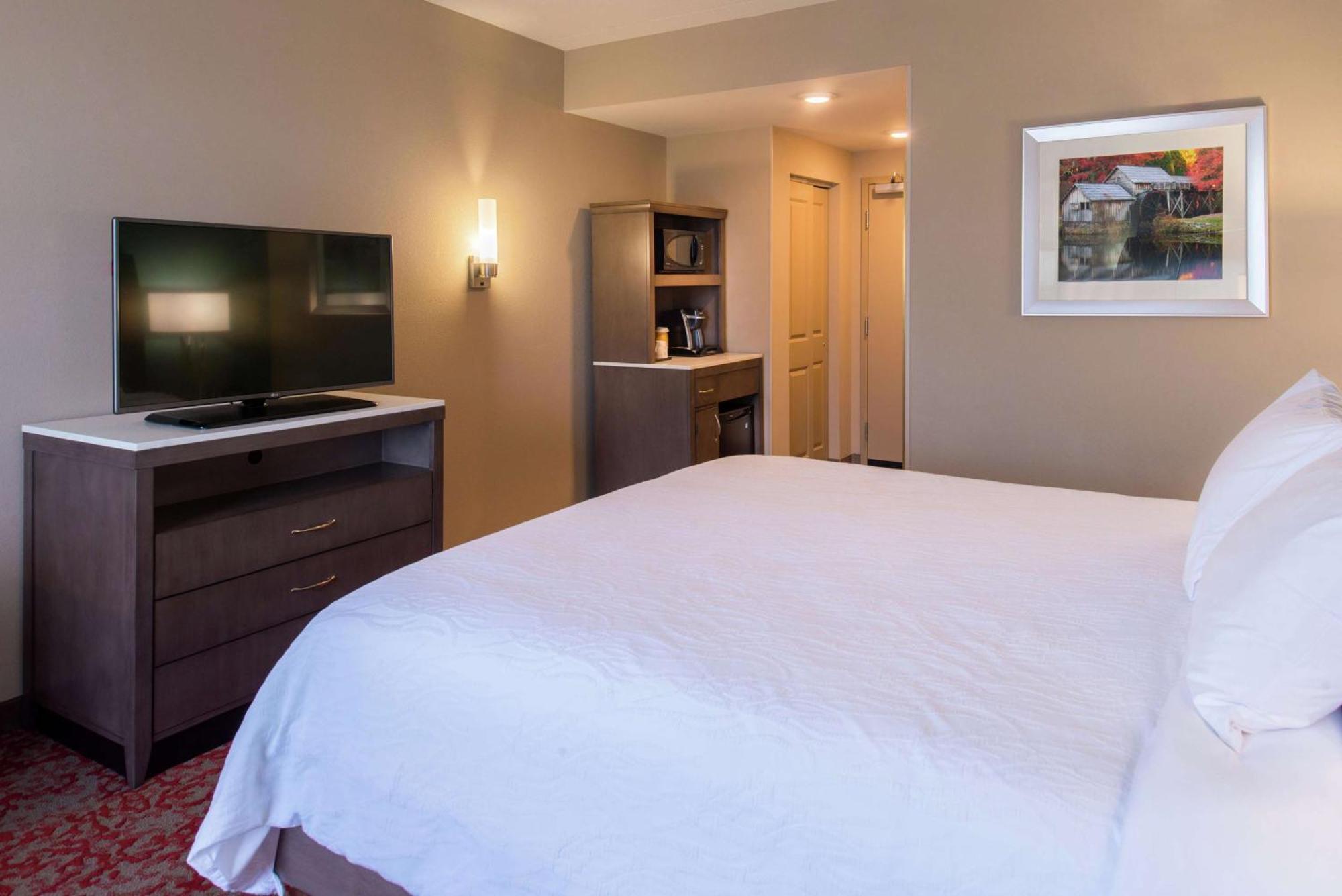 King Room with Roll-In Shower - Mobility/Hearing Accessible