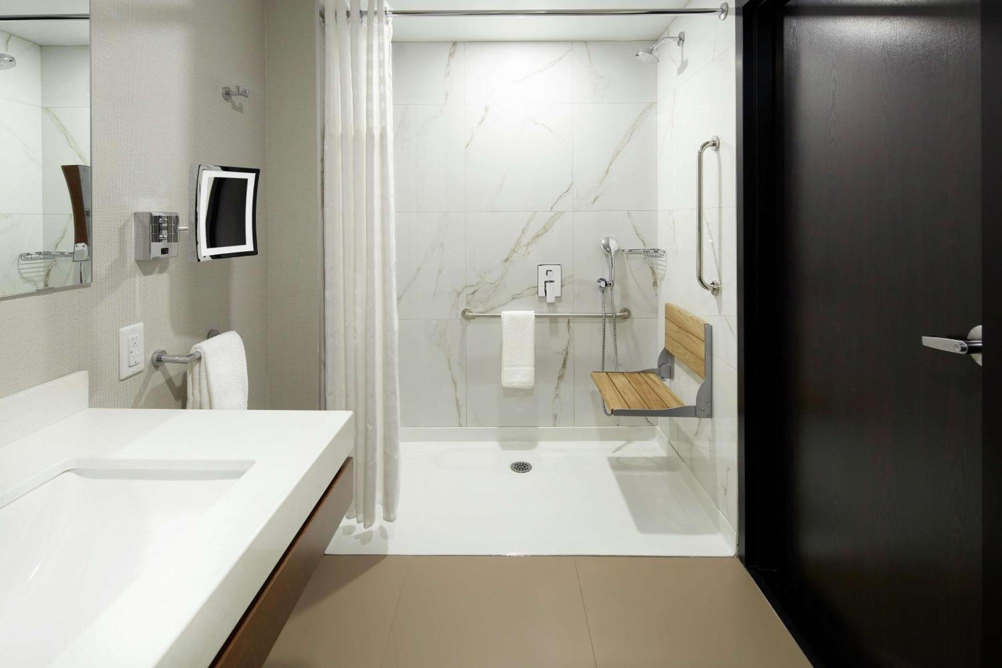 Queen Room with Roll-In Shower - Mobility Access
