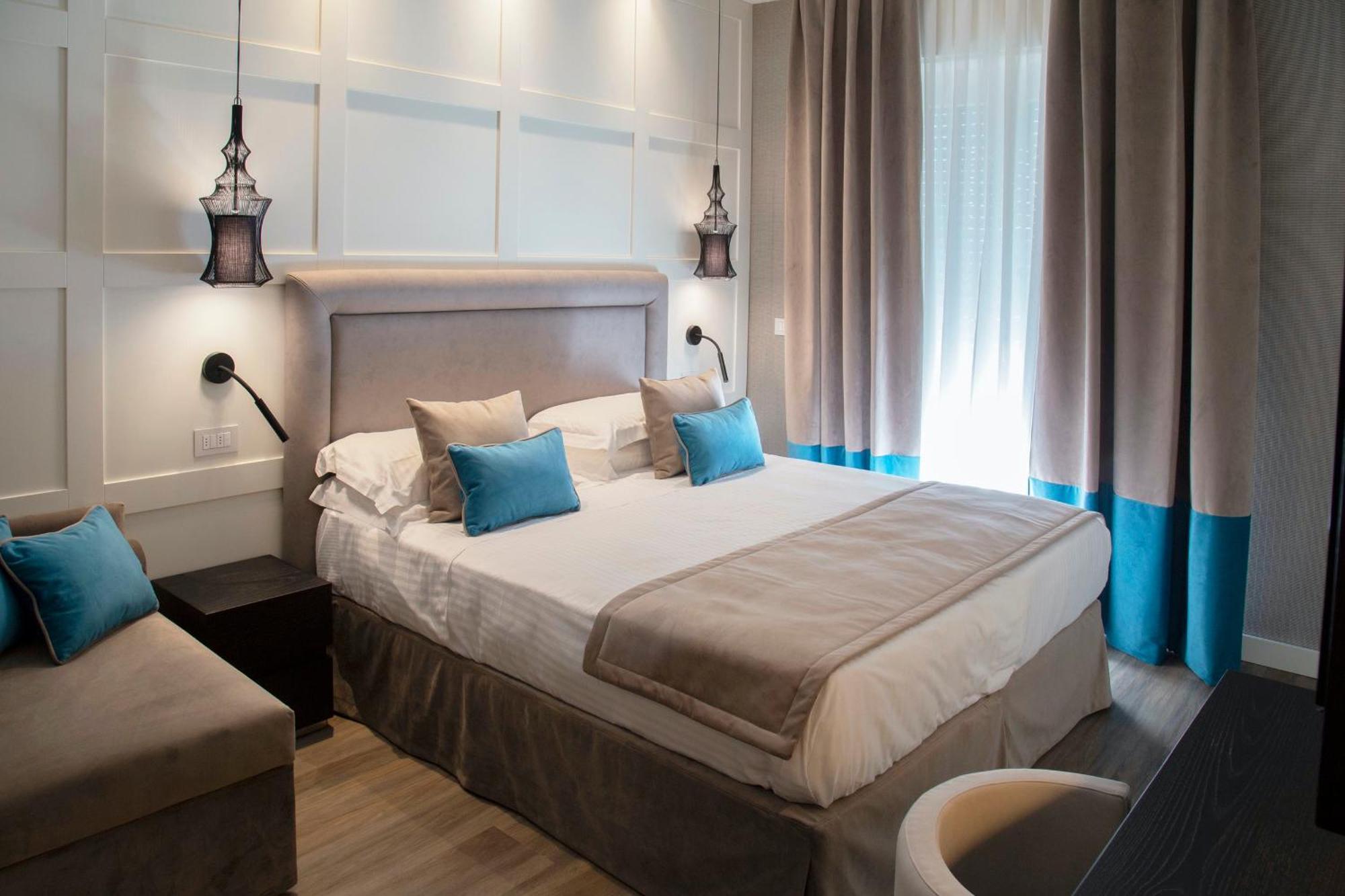 Junior Suite with Side Sea View