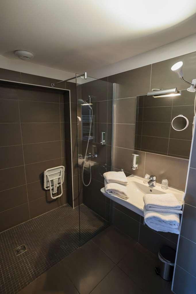 Zimmer mit Queensize-Bett und barrierefreier, ebenerdiger Dusche