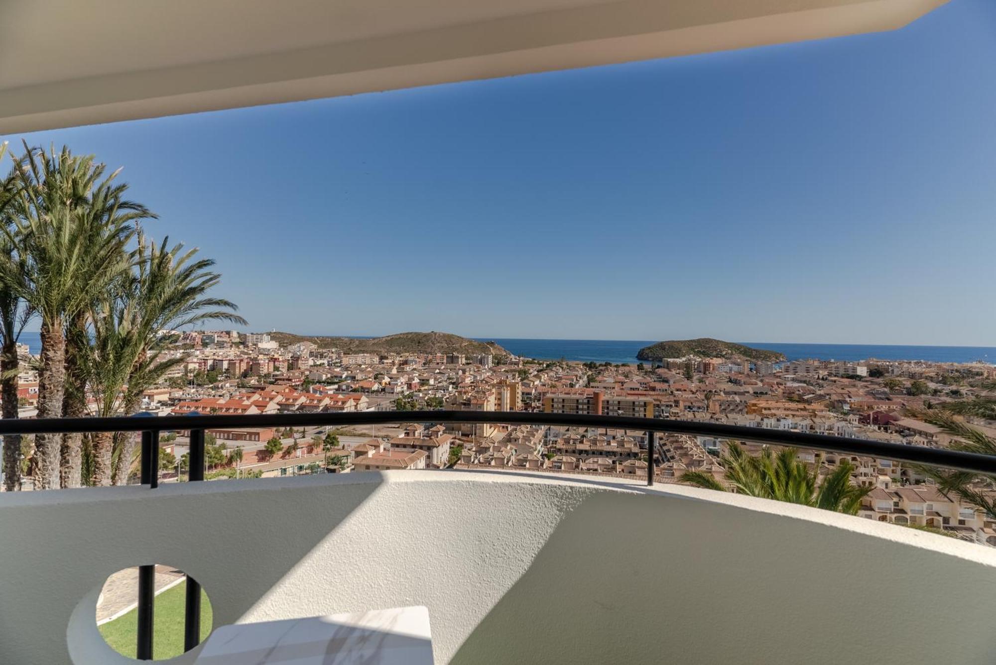 Habitación Deluxe con camas individuales y vistas al mar