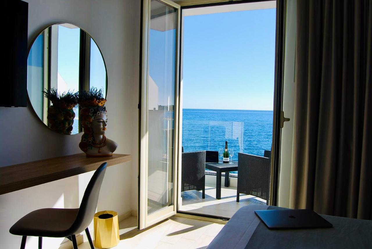 Camera Matrimoniale Deluxe con Balcone e Vista Mare