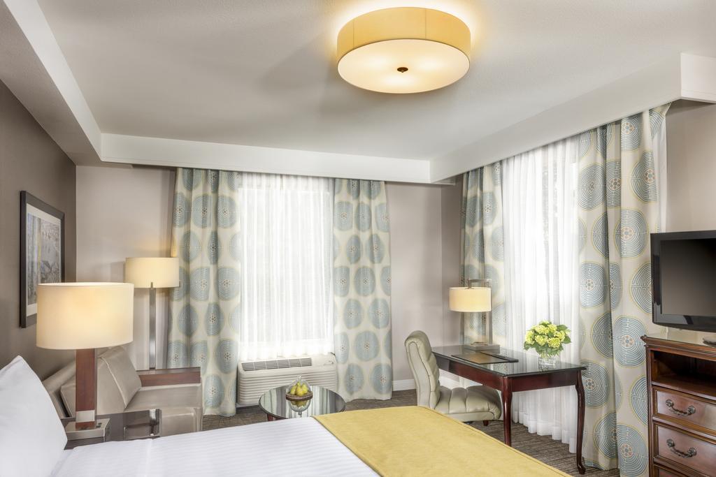 Deluxe Corner King Room