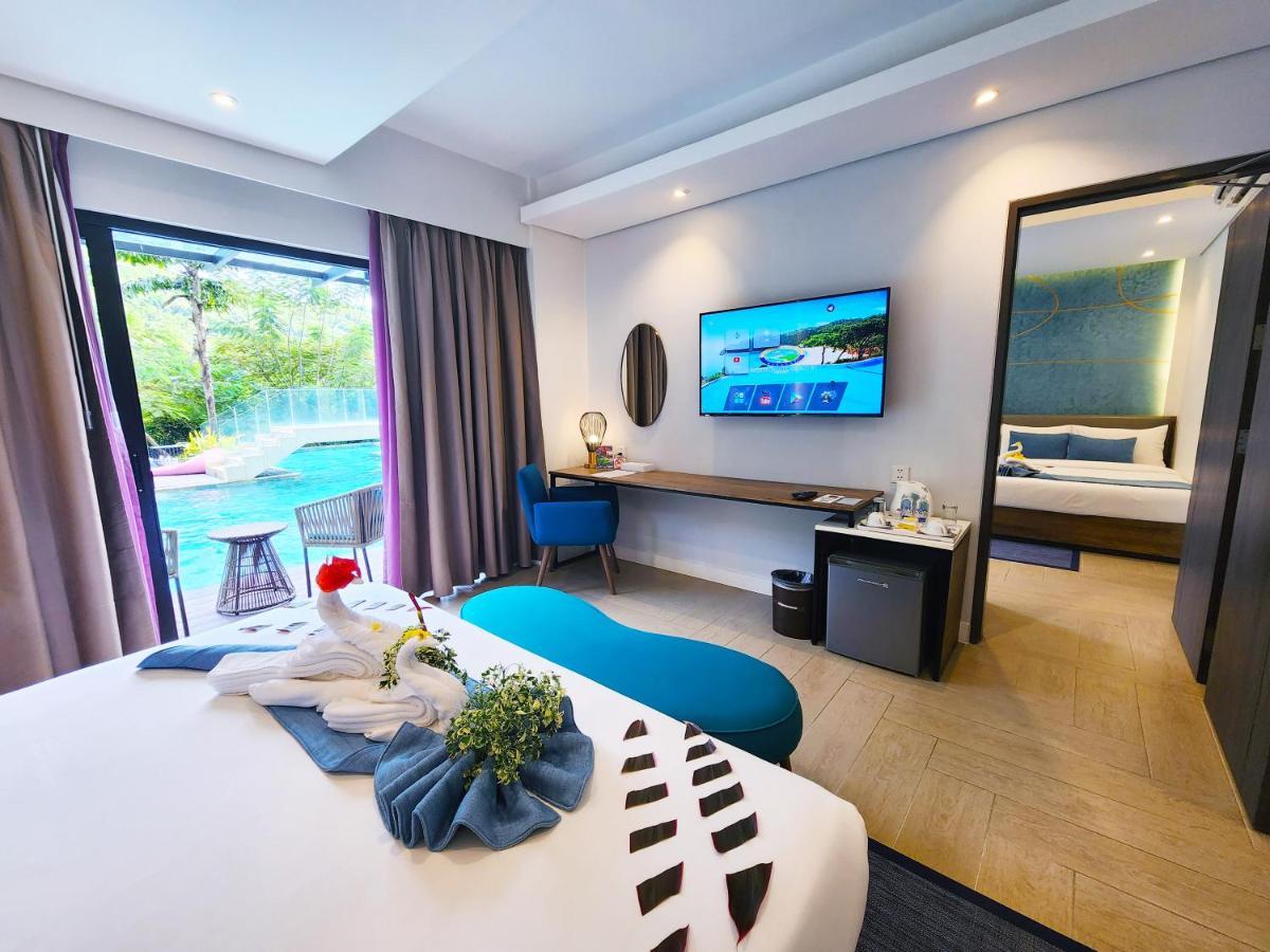 Premier Grand Connecting Room with Pool Access