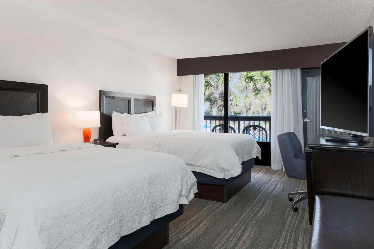 Zimmer mit 2 Queensize-Betten, Poolblick und eigener Terrasse