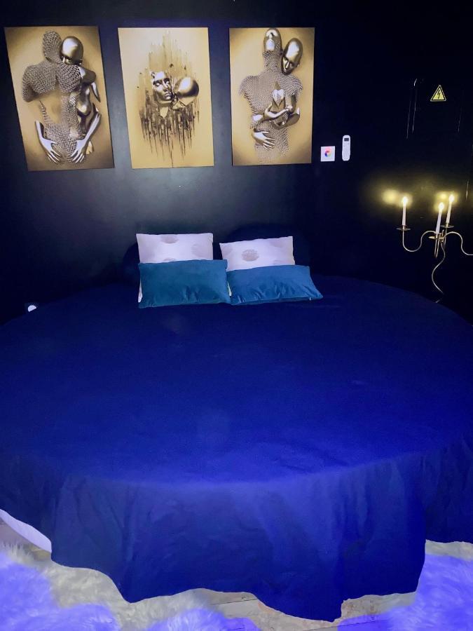 Habitación con cama extragrande y bañera de hidromasaje