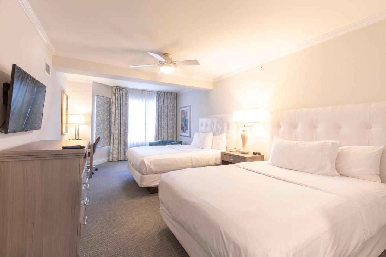 Suite de 1 dormitorio con 2 camas grandes y sofá cama