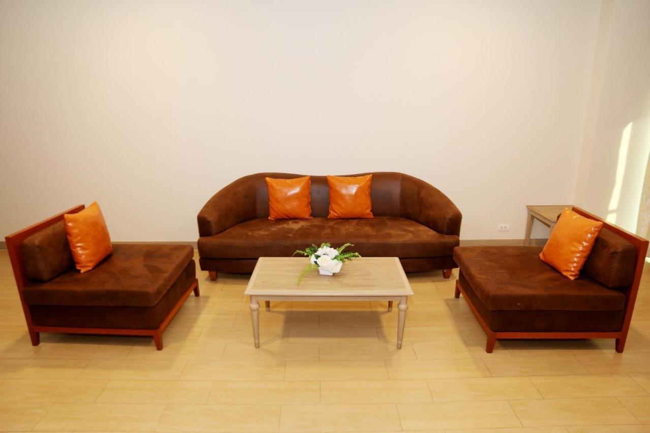 Suite mit Kingsize-Bett und Poolblick