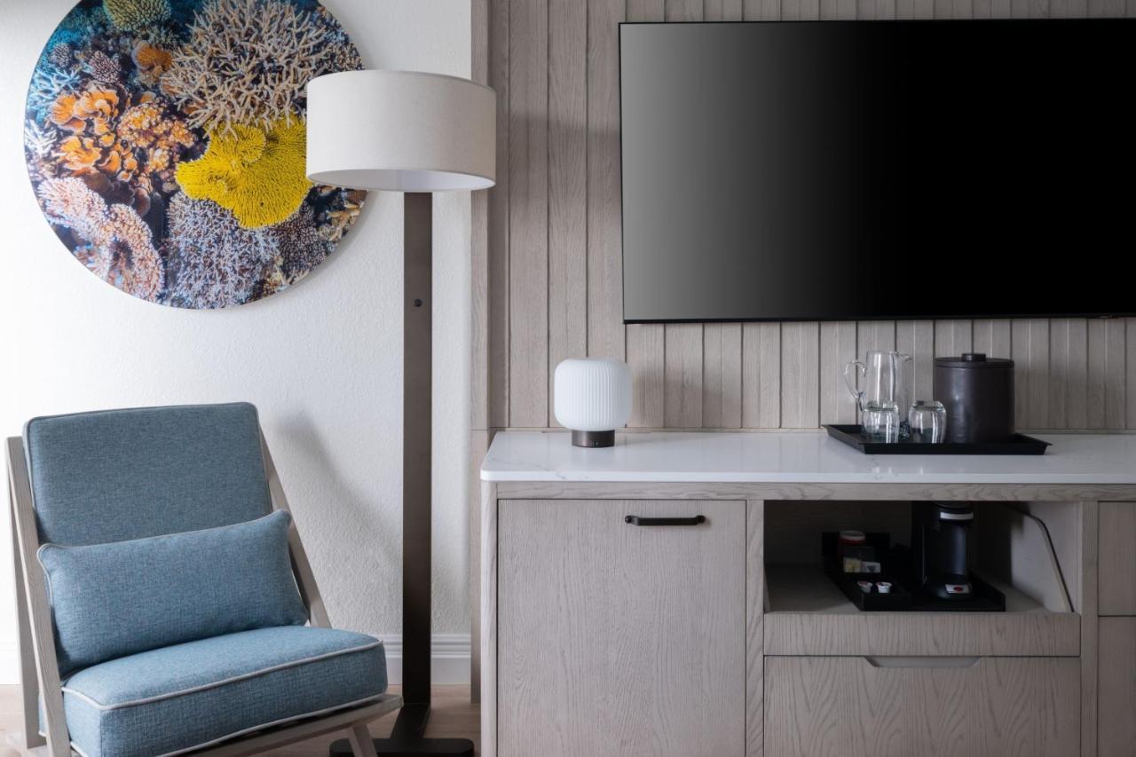 Habitación Doble con balcón y vista parcial al mar