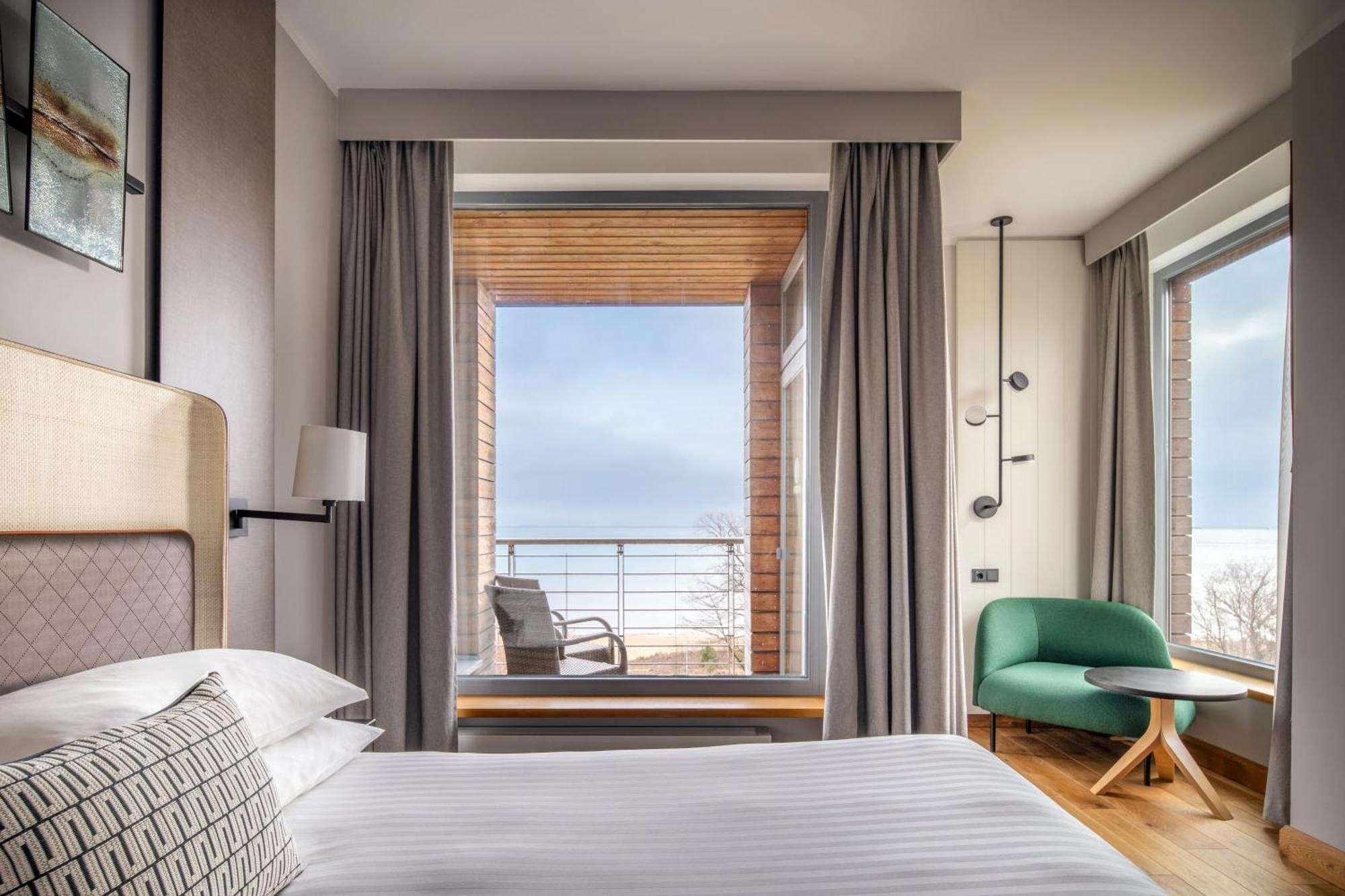 Superior kamer met kingsize bed en een balkon met uitzicht op zee