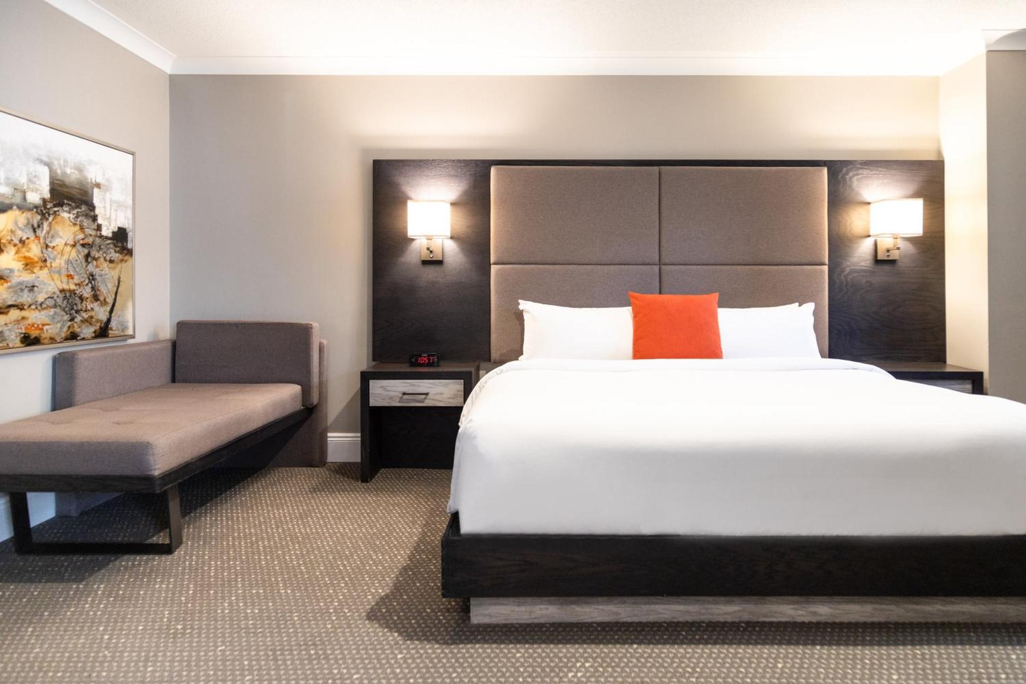 Queen Room with Accessible Roll-in Shower - Non-smoking