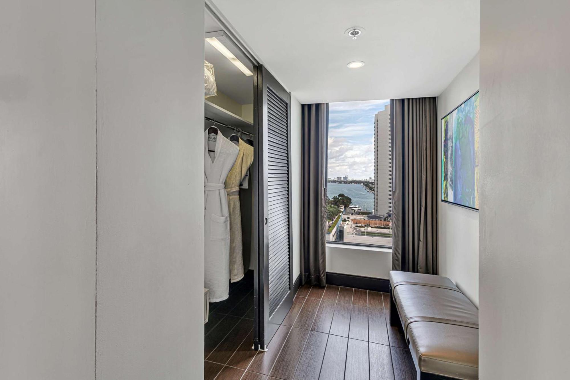 Suite Junior con cama extragrande y zona de estar