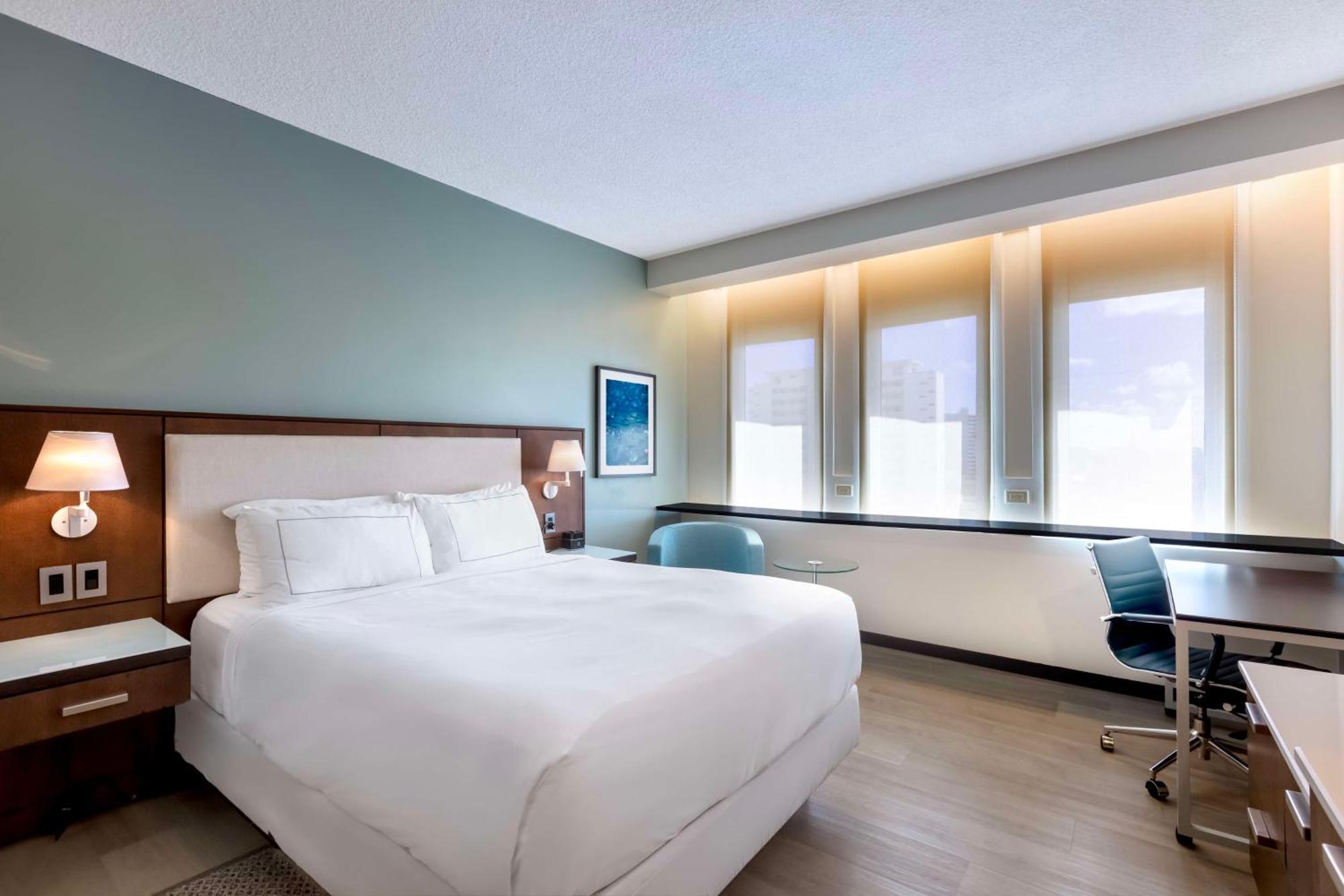 Habitación con cama grande