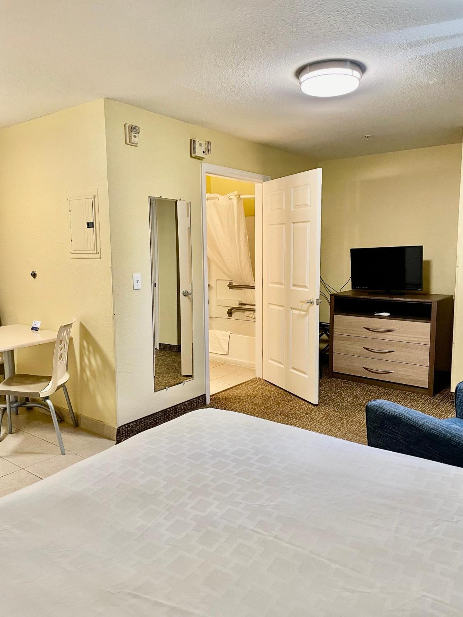 Efficiency Queen Room Accessible or Non-Smoking