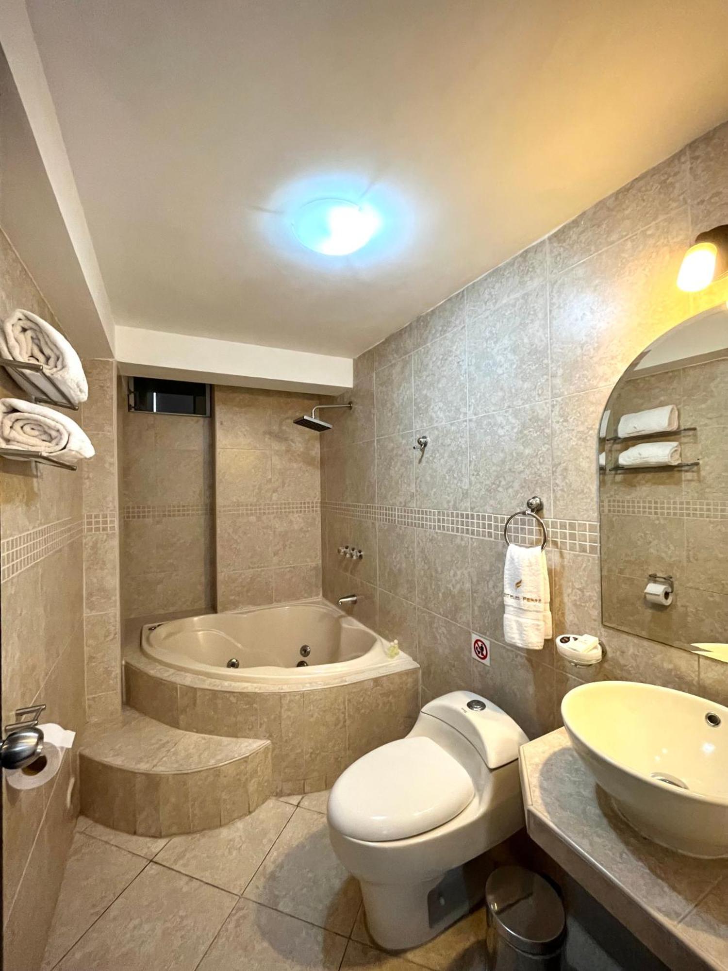 Habitación con cama grande y bañera de hidromasaje