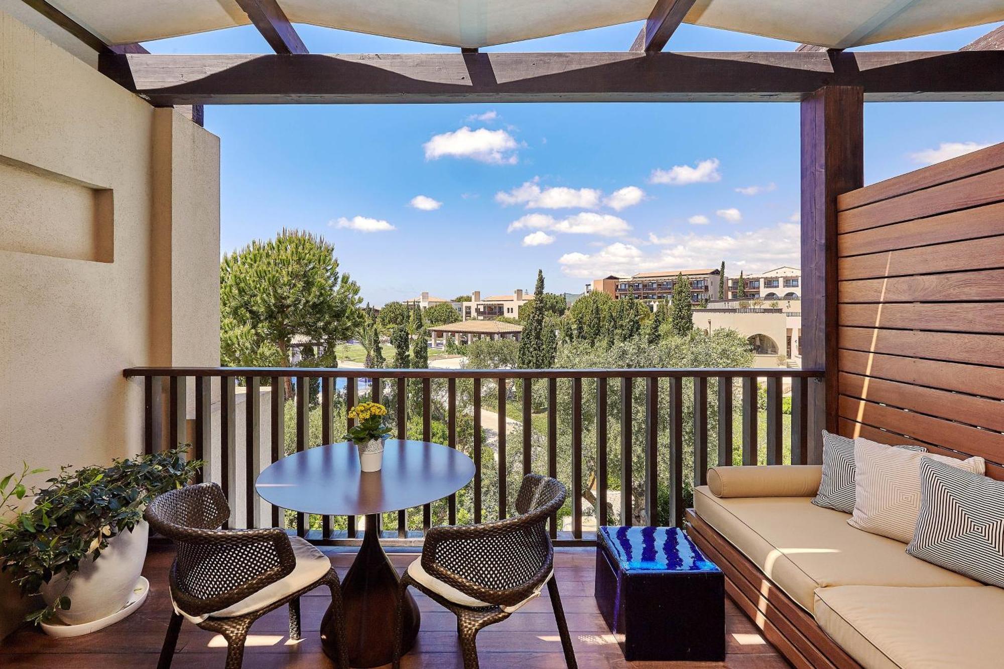 Deluxe Garden View Guest room 1 King Balcony