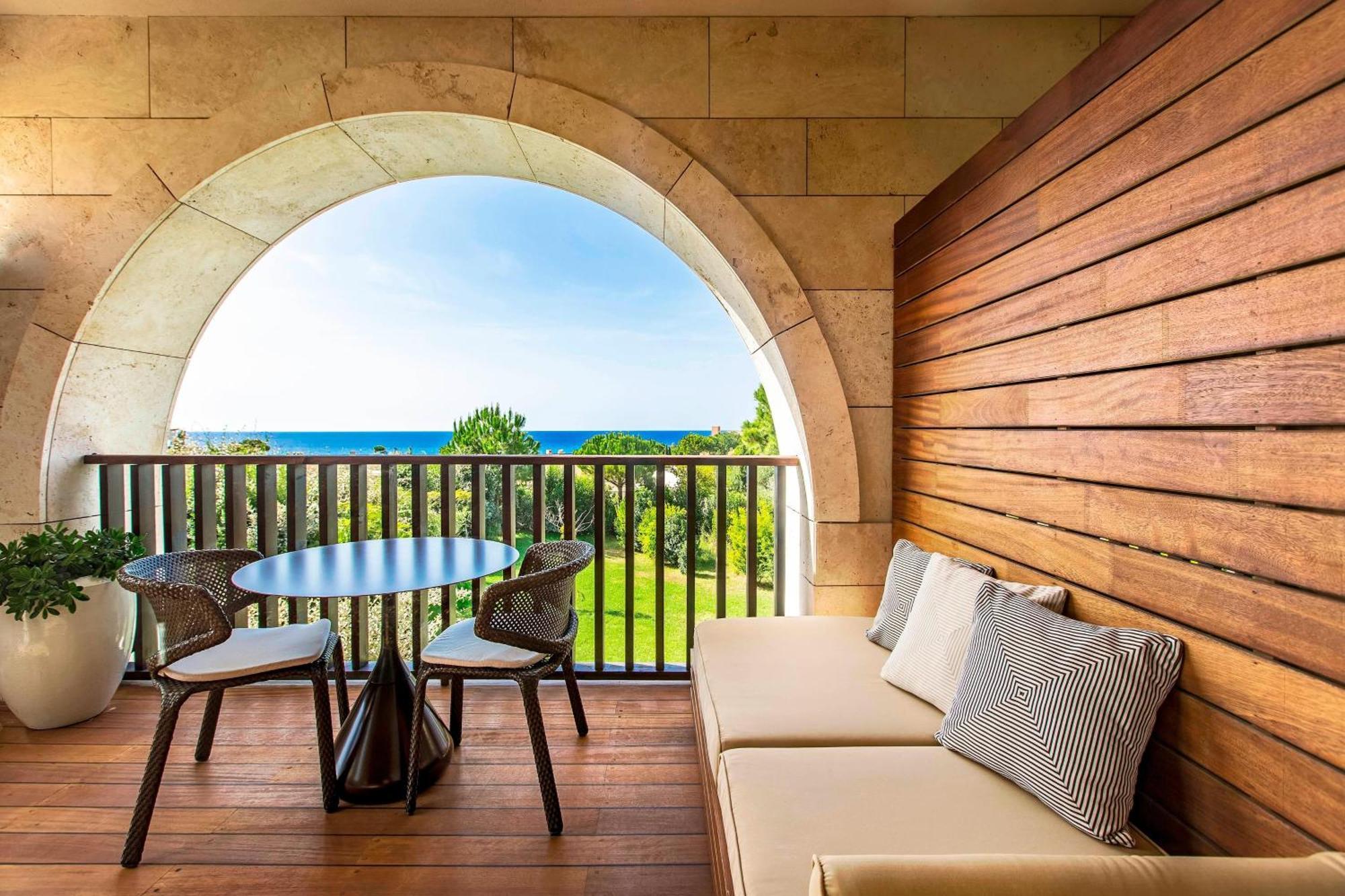 Deluxe Partial Sea View Guest room 1 King Balcony
