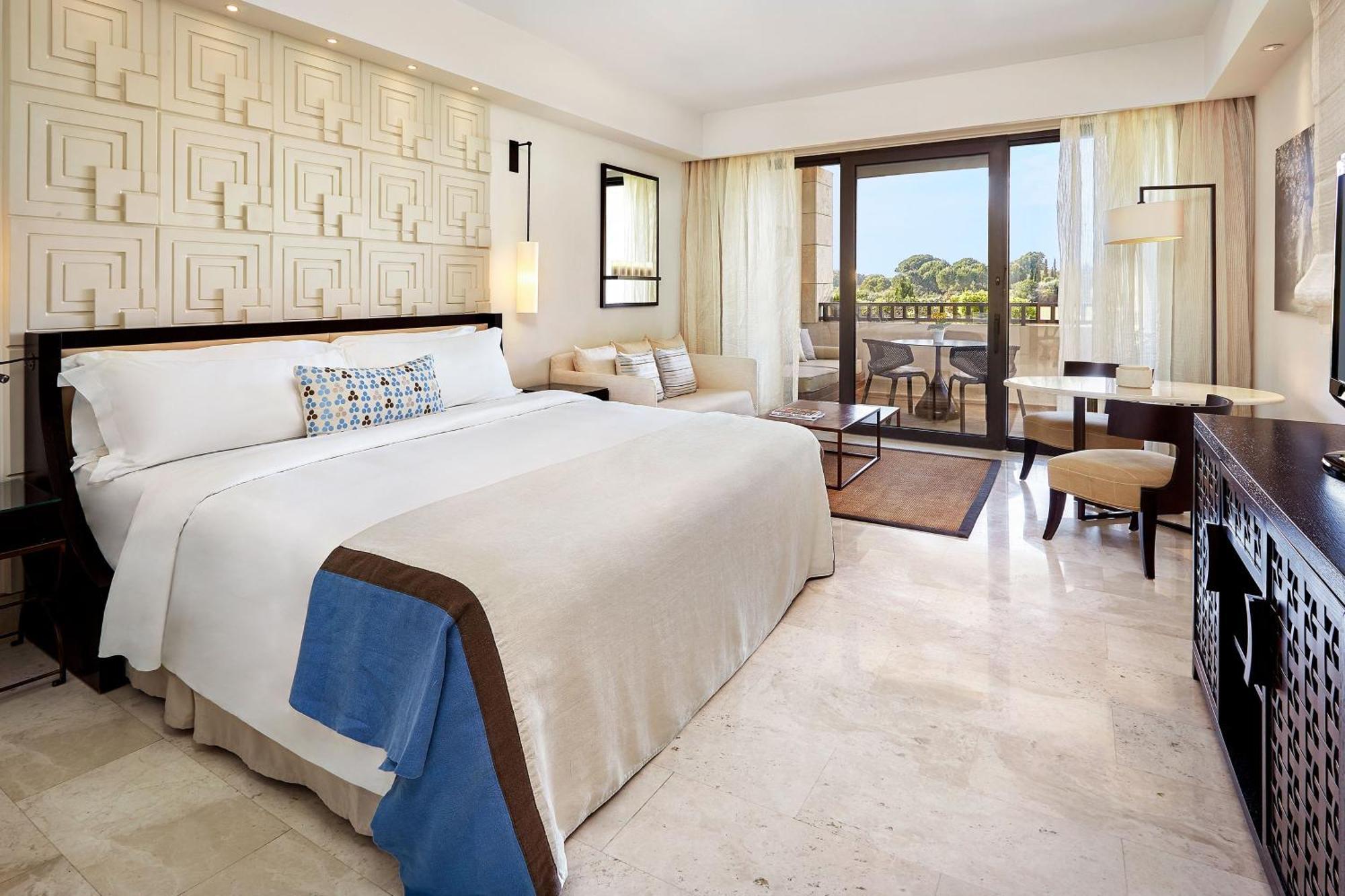 Deluxe Partial Sea View Guest room 1 King Balcony