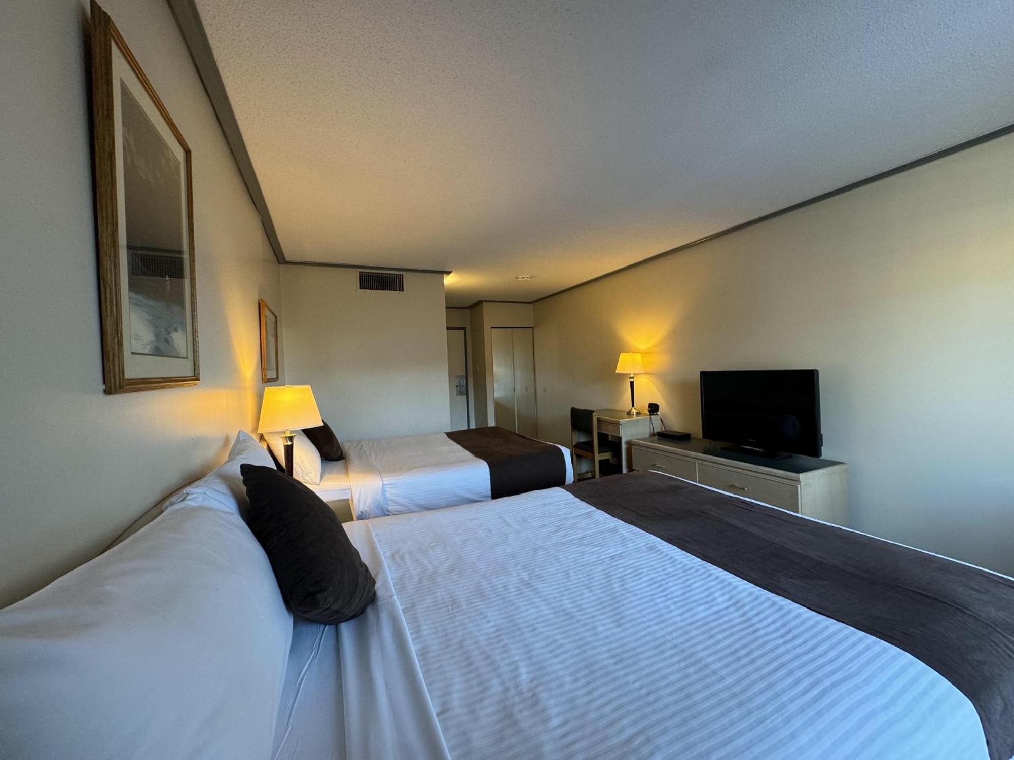 Queen Room Two Queen Beds Kitchenette