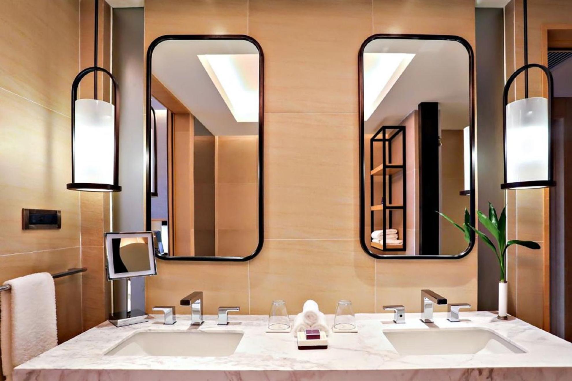 Club Level Parlor King Suite with Pool Access