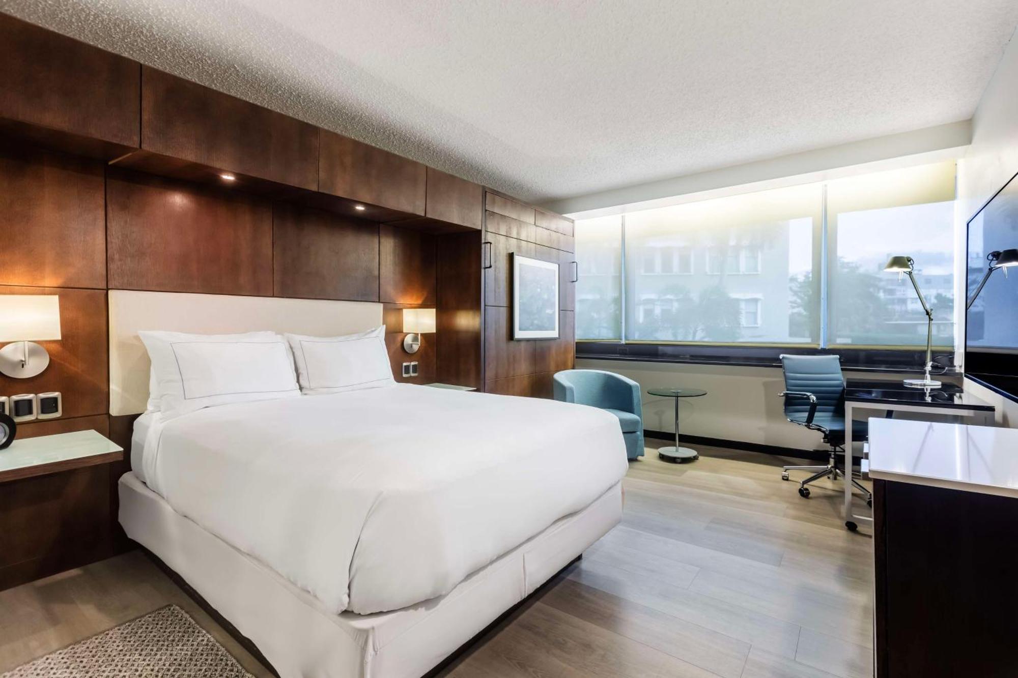 Habitación con cama grande, cama doble supletoria y vistas al jardín
