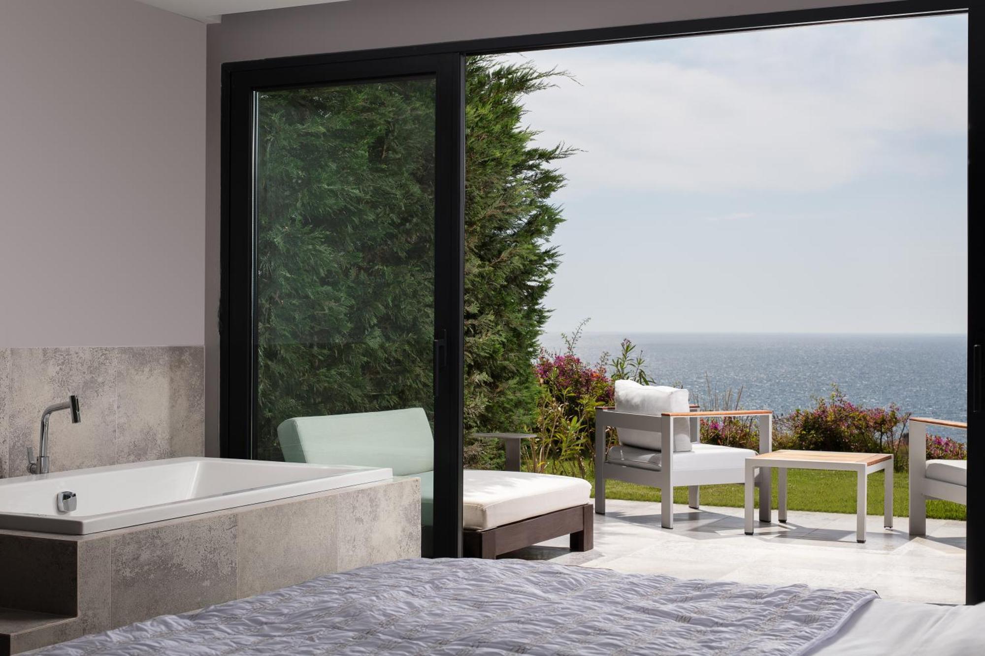 Suite Lit King-Size Junior avec Balcon – Vue sur Mer