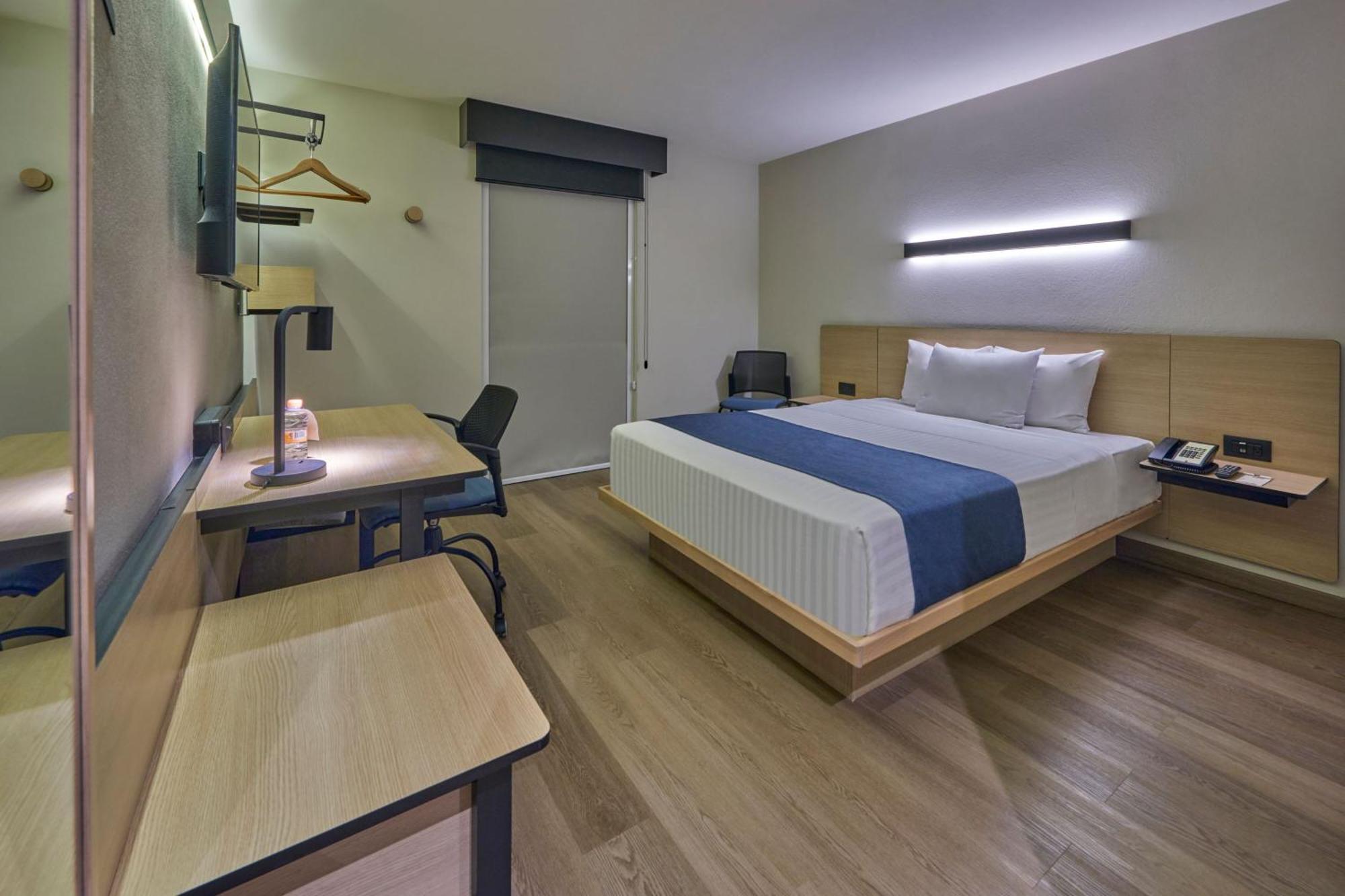 Habitación con cama grande