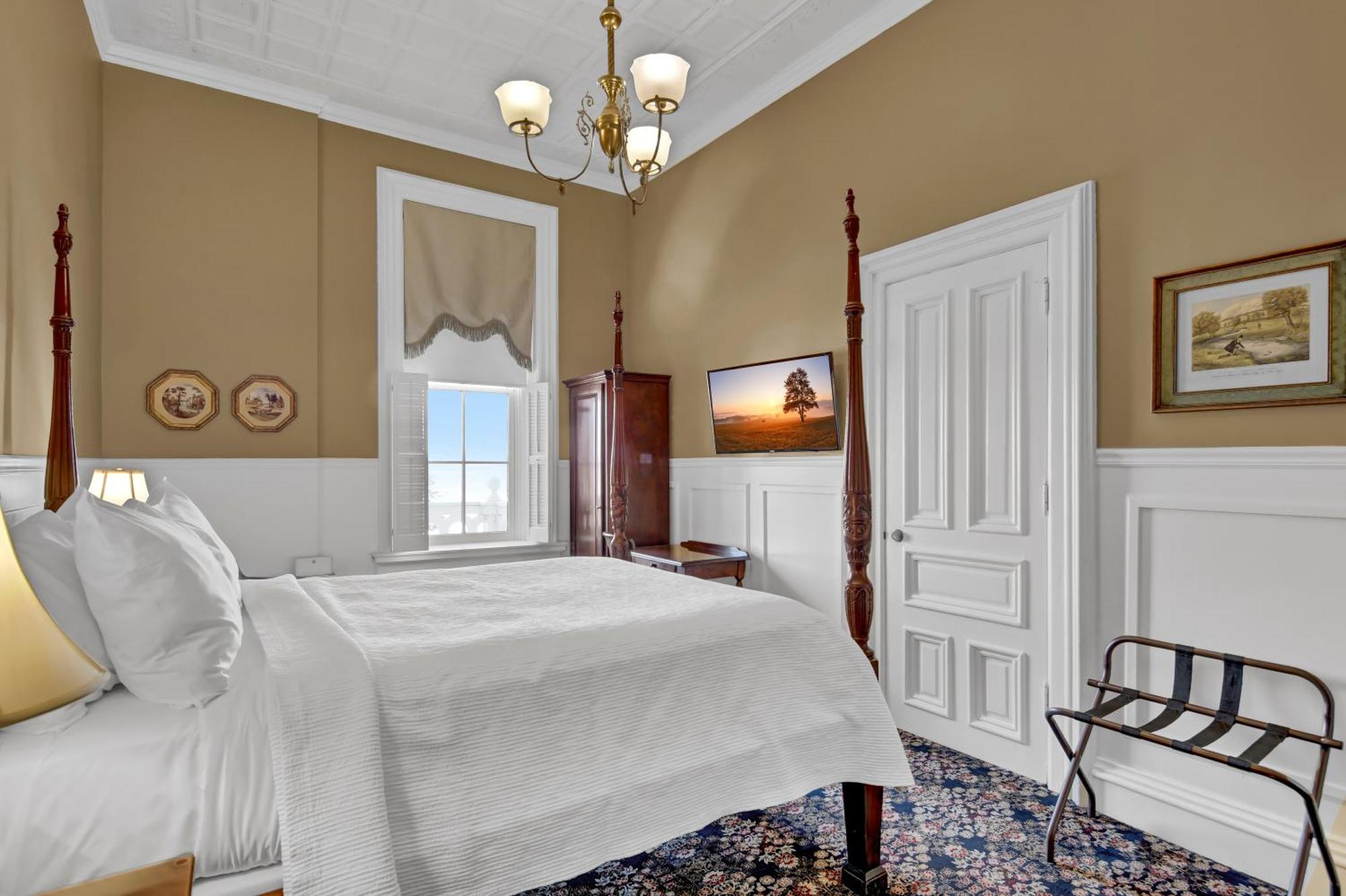 Standard Queen Room