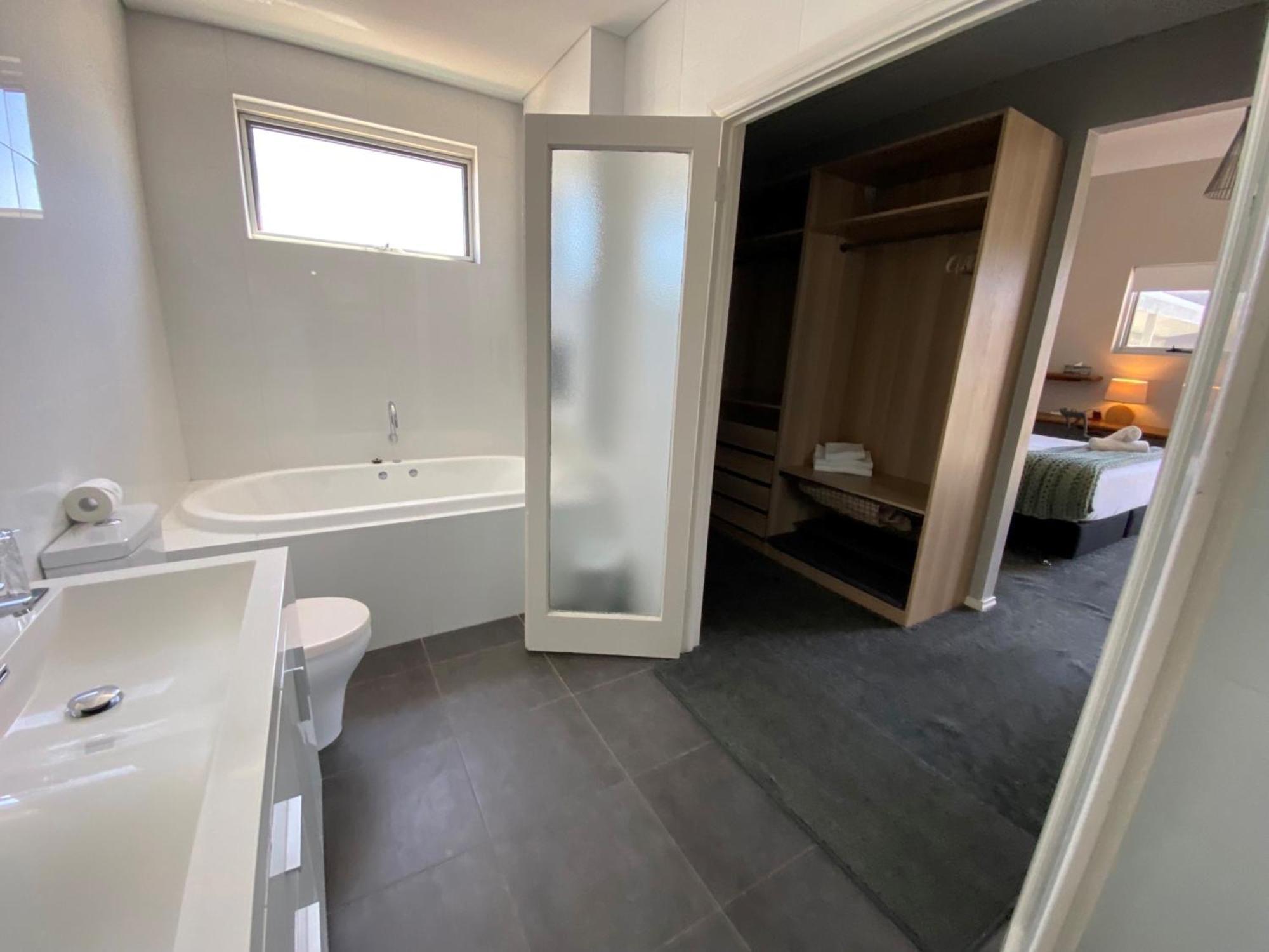 Deluxe Suite Spa Bath