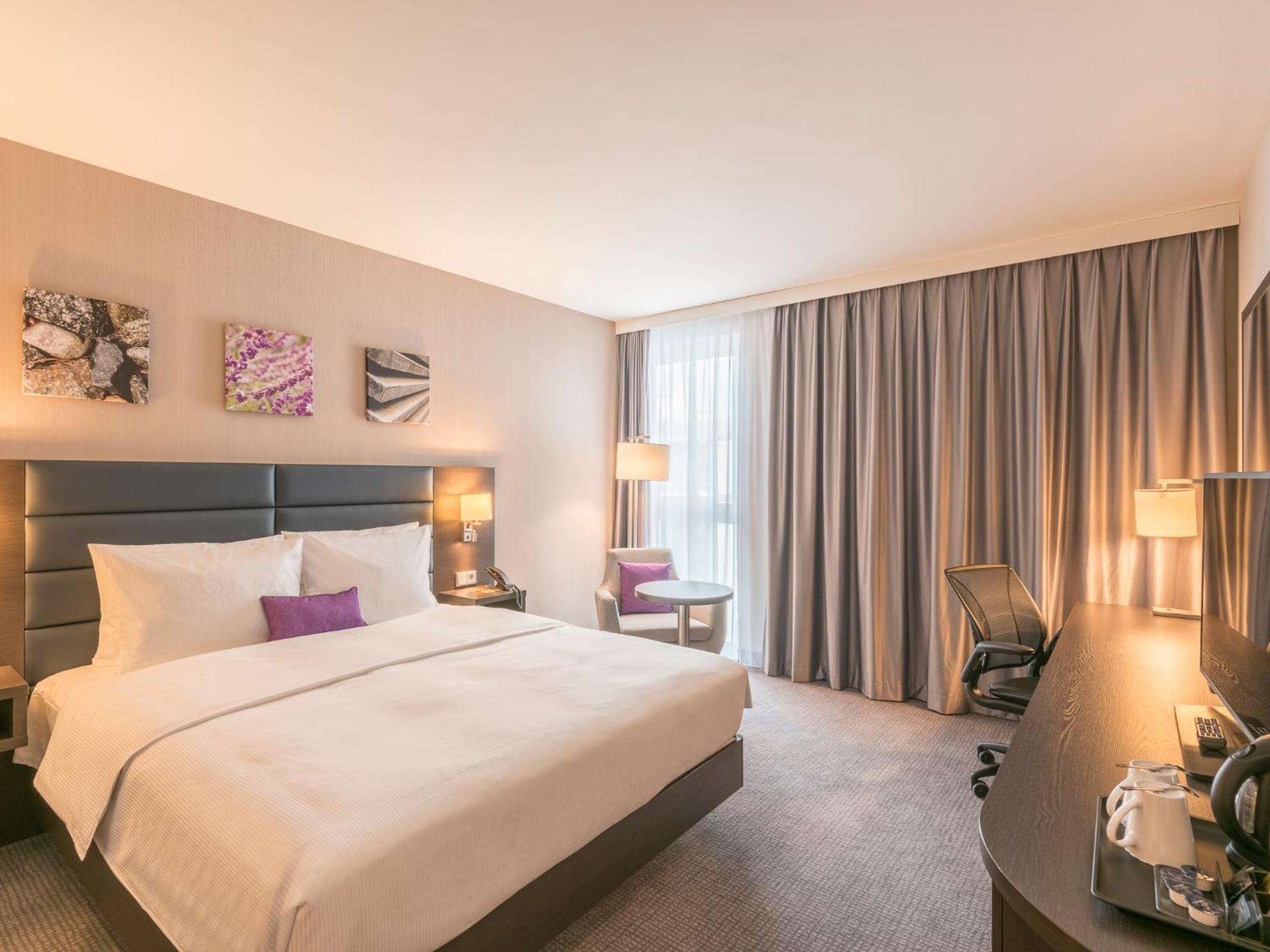Queen Room - Accessible