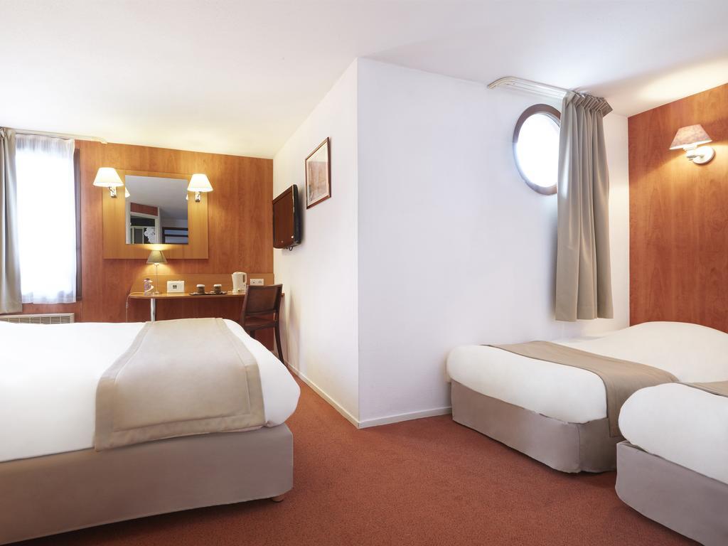 Chambre avec Lit Double et 2 Lits Simples