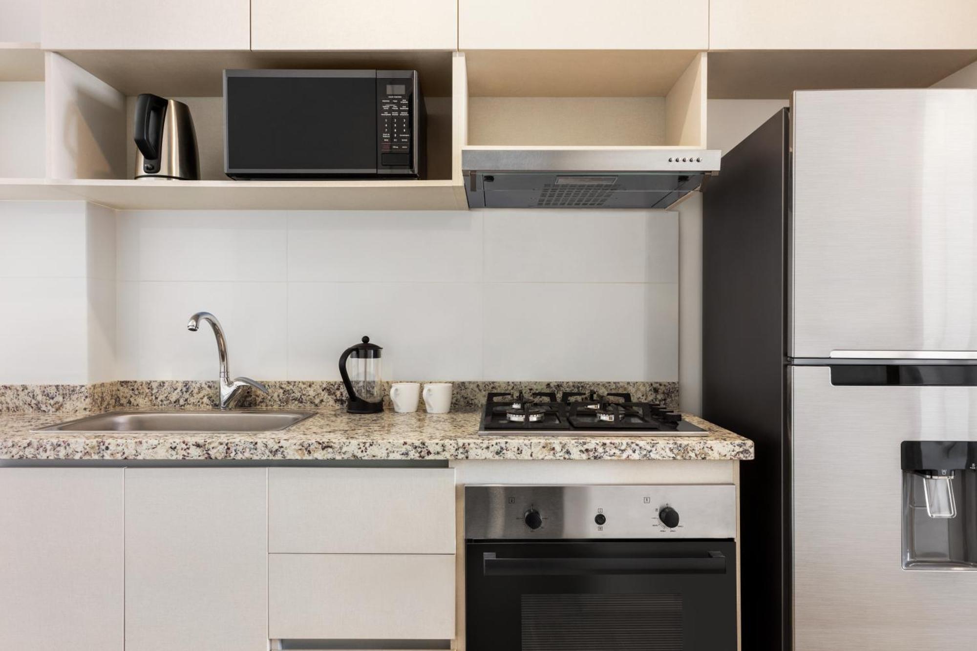 Estudio con cama extragrande y cocina