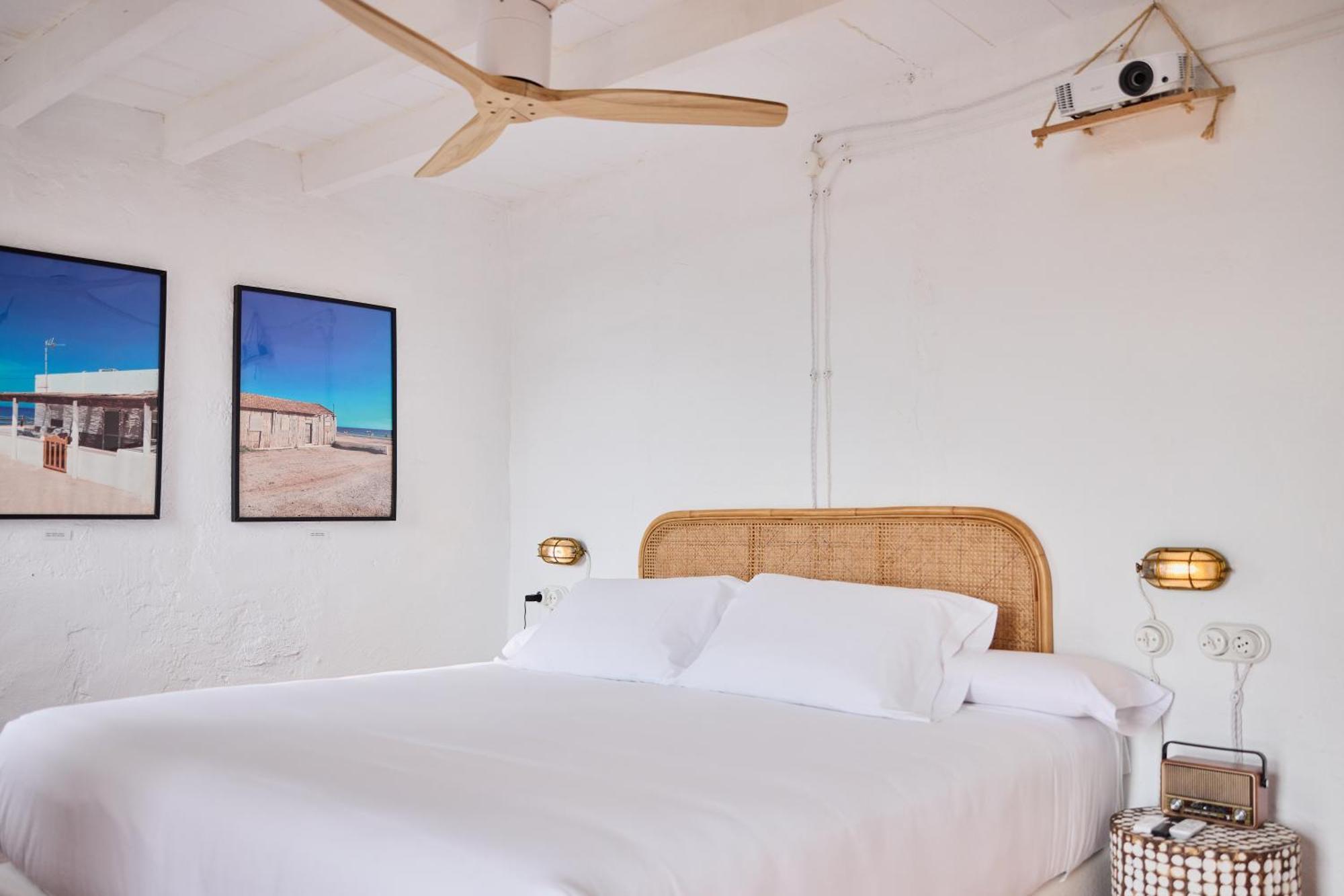 Habitación con cama extragrande.