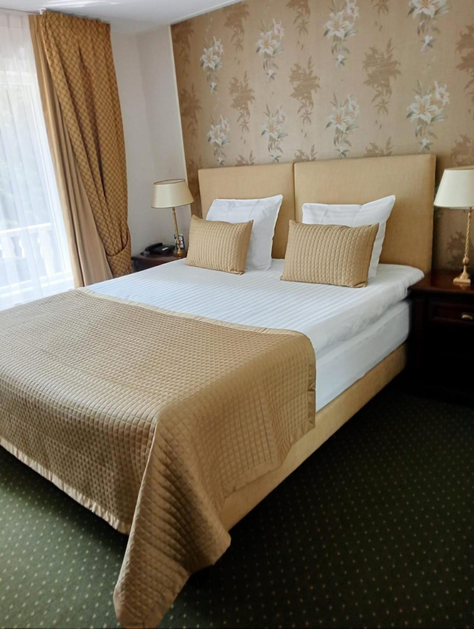 Deluxe Double Room Bath,1586106041:JPEG