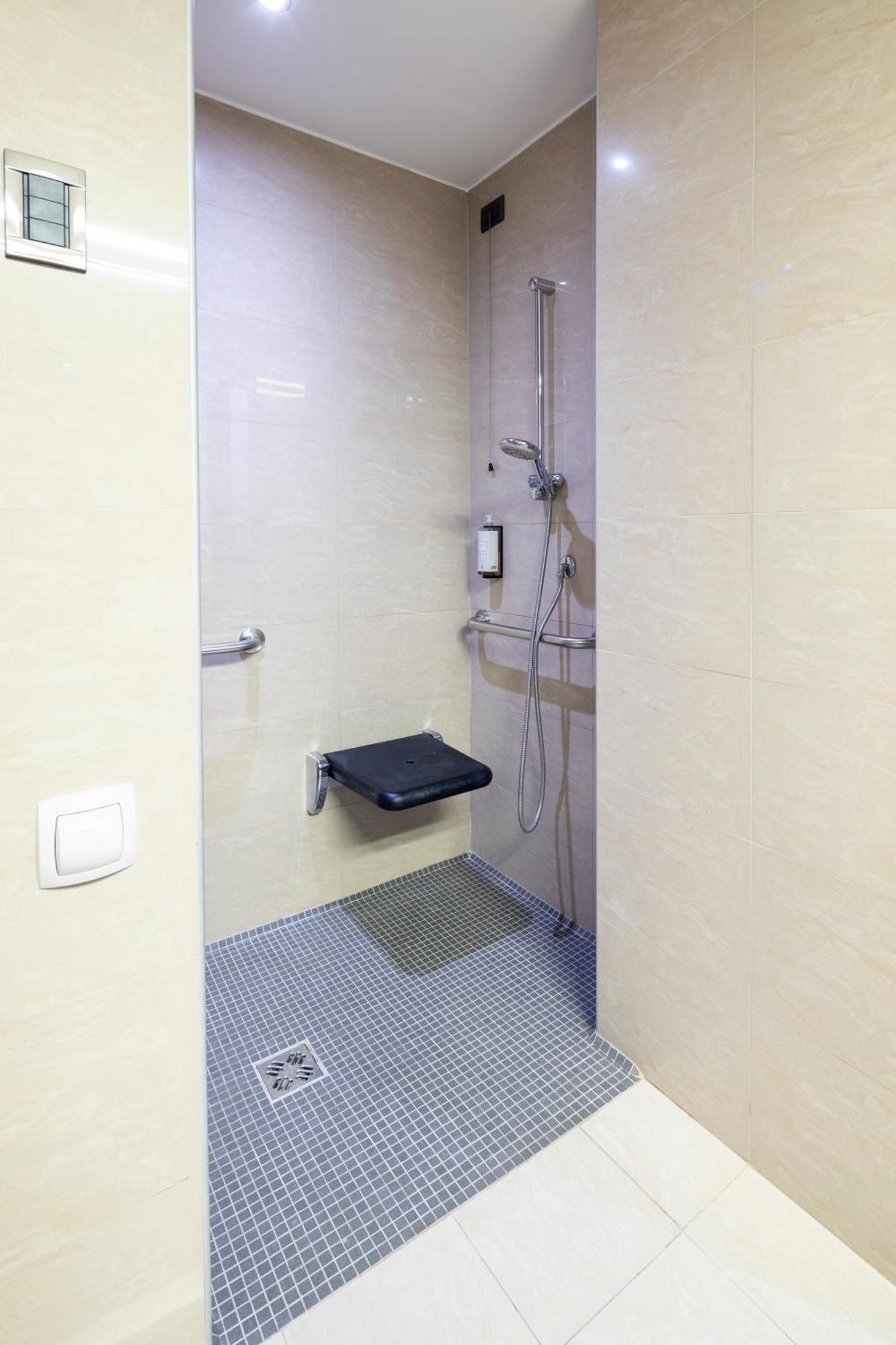 Superior King Room Roll Shower Disability Access