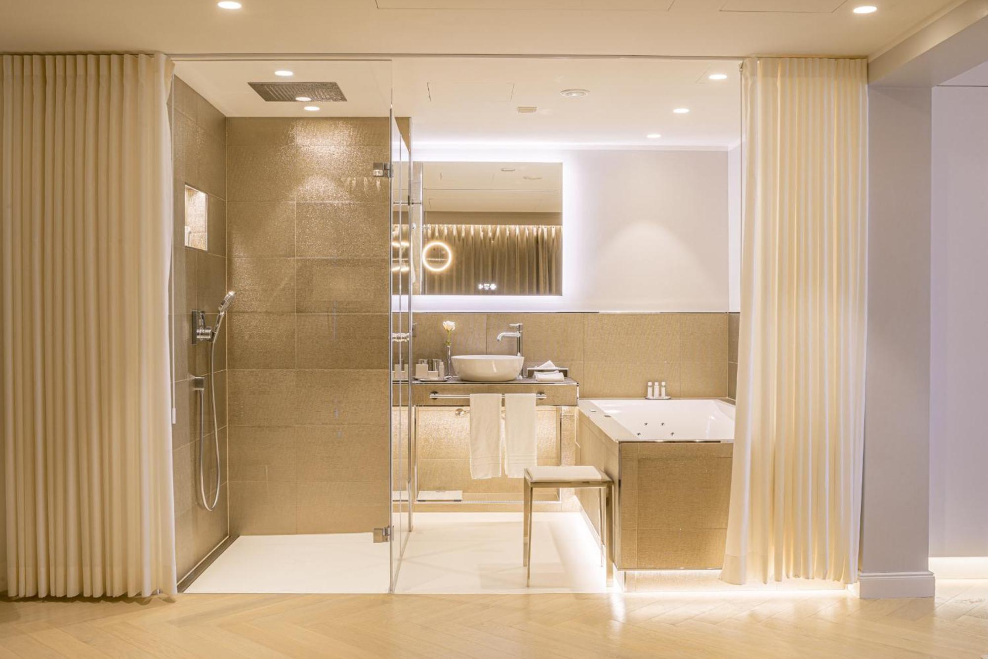 Deluxe Suite Spa Bath