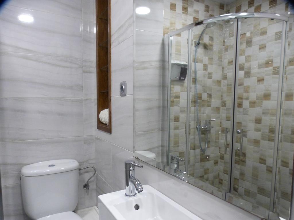 Estudio con cama grande y sofá cama
