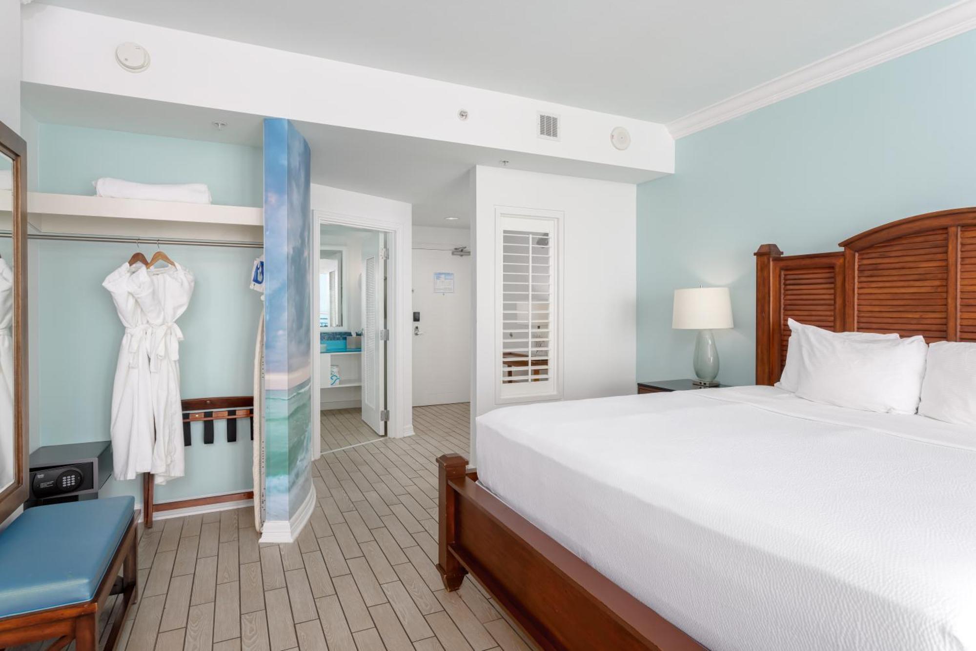 King Gulf Front with Balcony