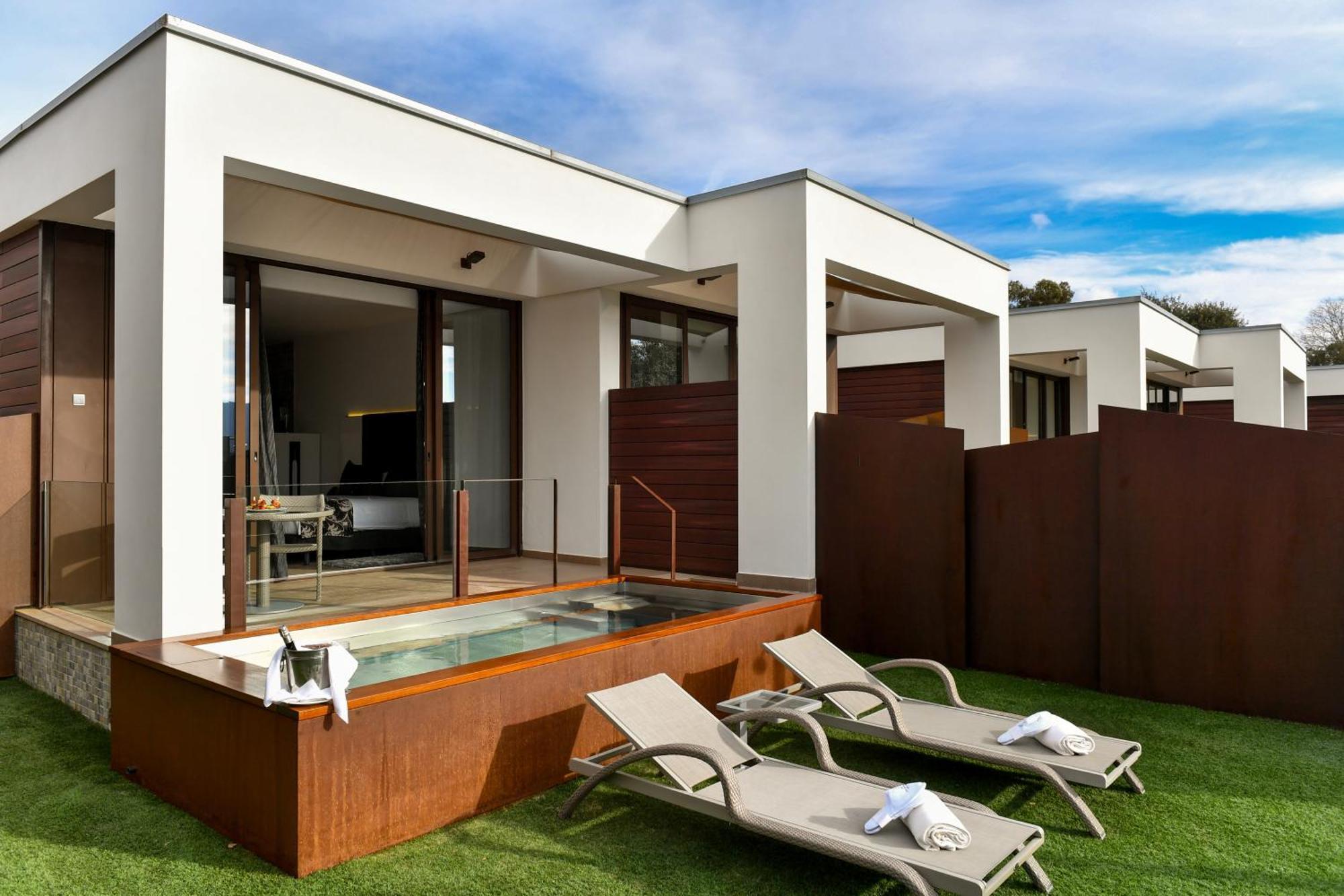 Suite Jacuzzi Heated Outdoor Pool,186721986:JPEG