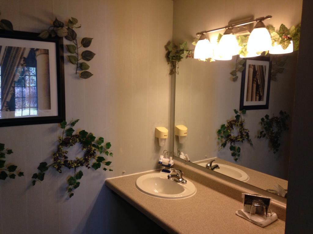 Queen Suite Spa Bath