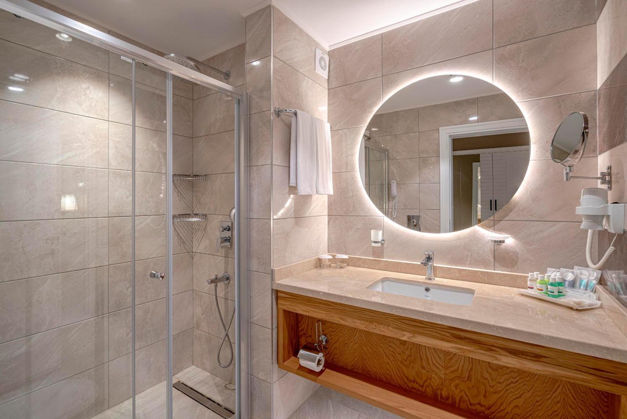 Deluxe Double or Twin Room Spa Bath,1521621430:JPEG