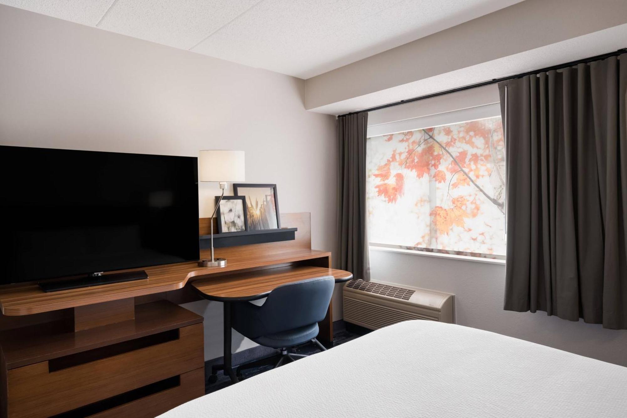 Queen Room with Roll-In Shower - Mobility Access/Hearing Accessible