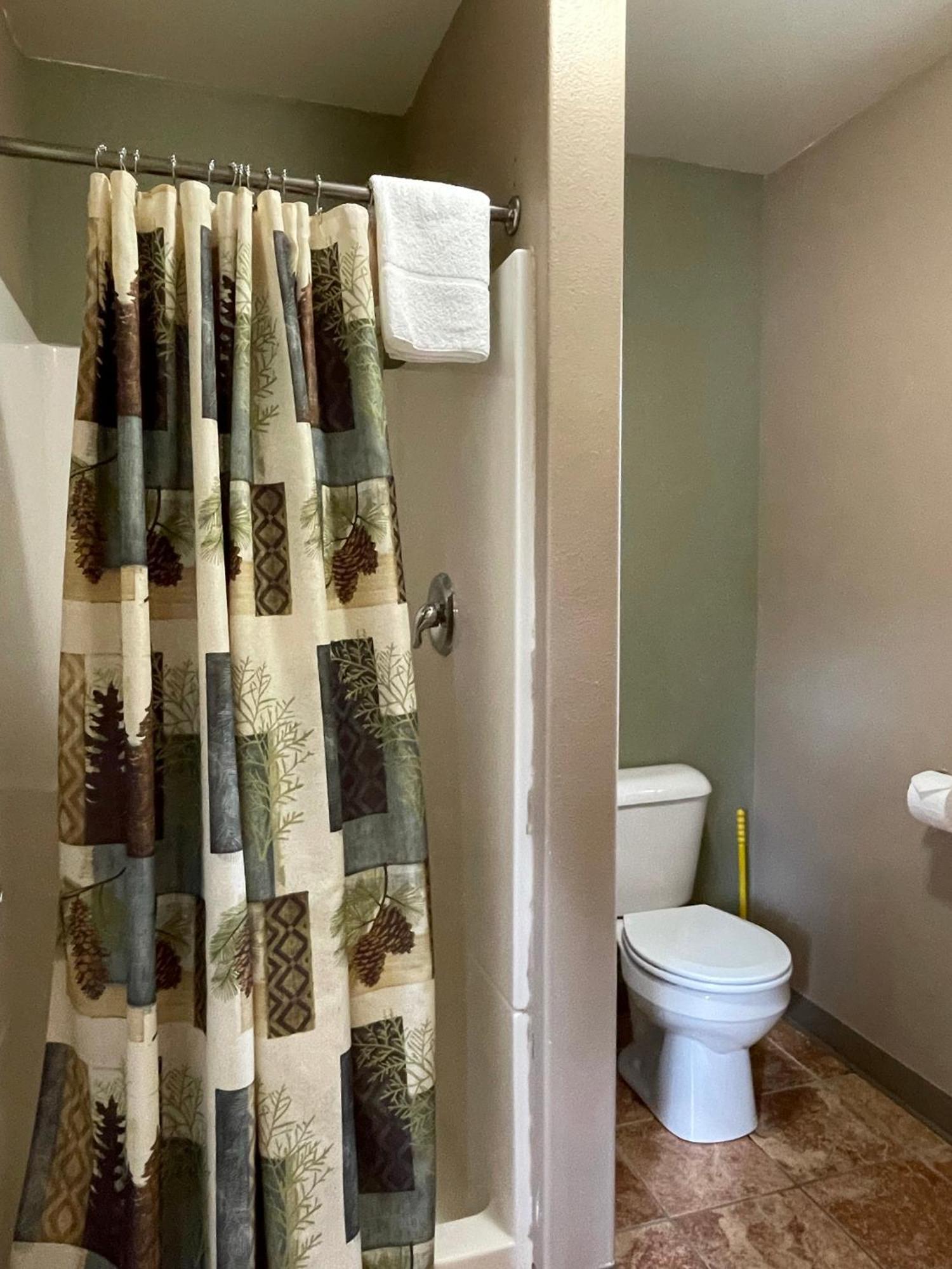 Deluxe Double Room Shower