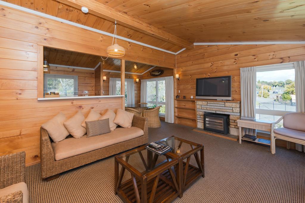 Three-Bedroom House Lake Front