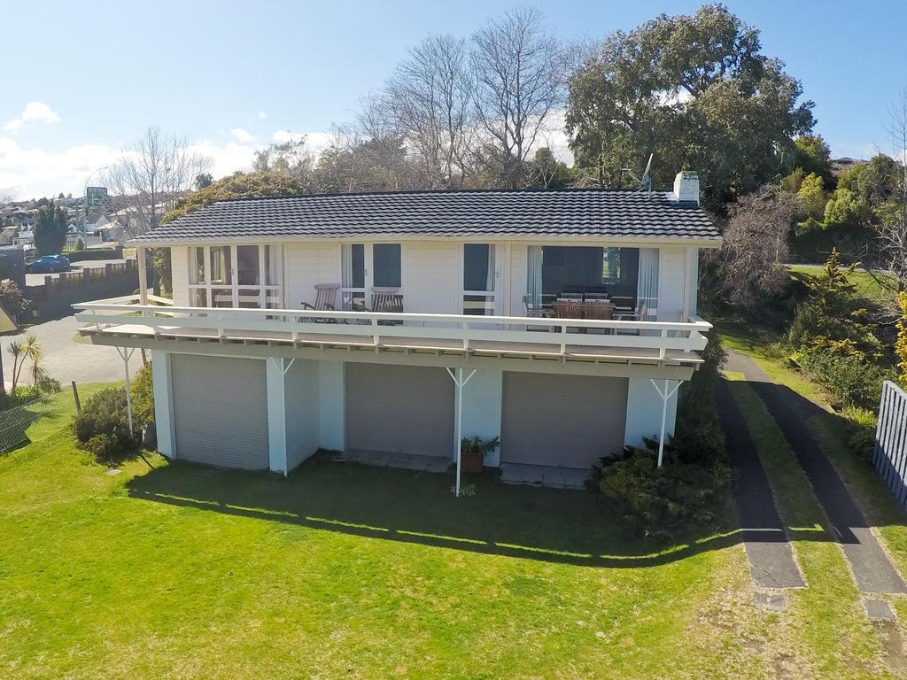 Three-Bedroom House Lake Front