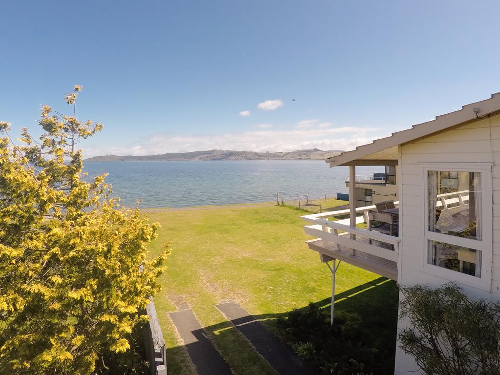 Three-Bedroom House Lake Front