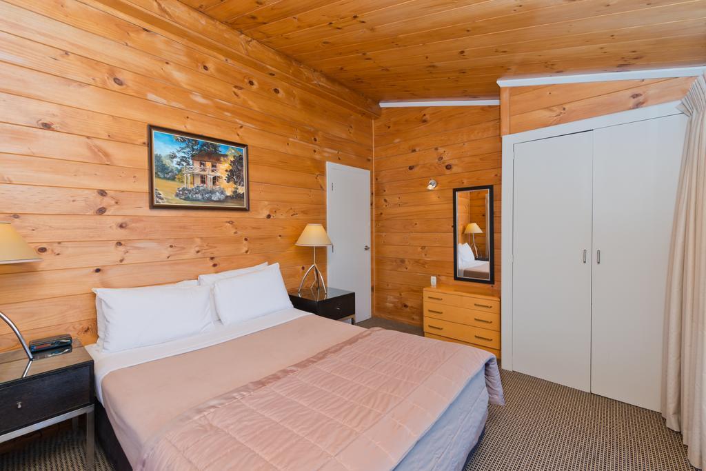 Three-Bedroom House Lake Front