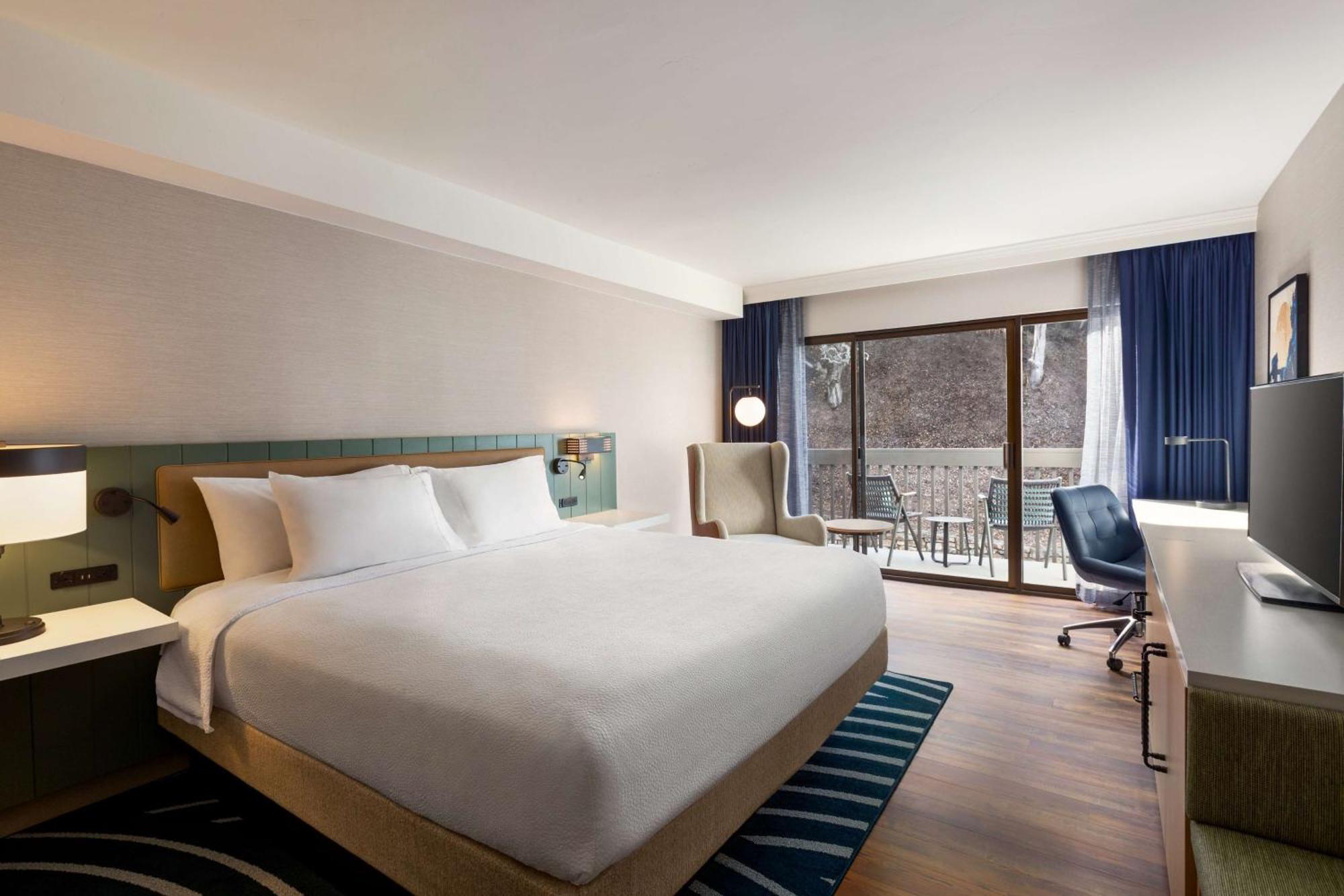 Habitación con cama extragrande y balcón